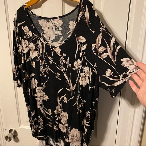 Maurices V Neck Tee - Picture 3 of 4